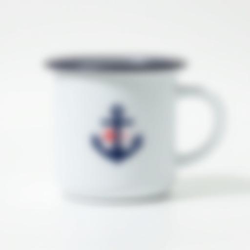 Ein emaillierter Becher mit dem Korallenanker-Logo.